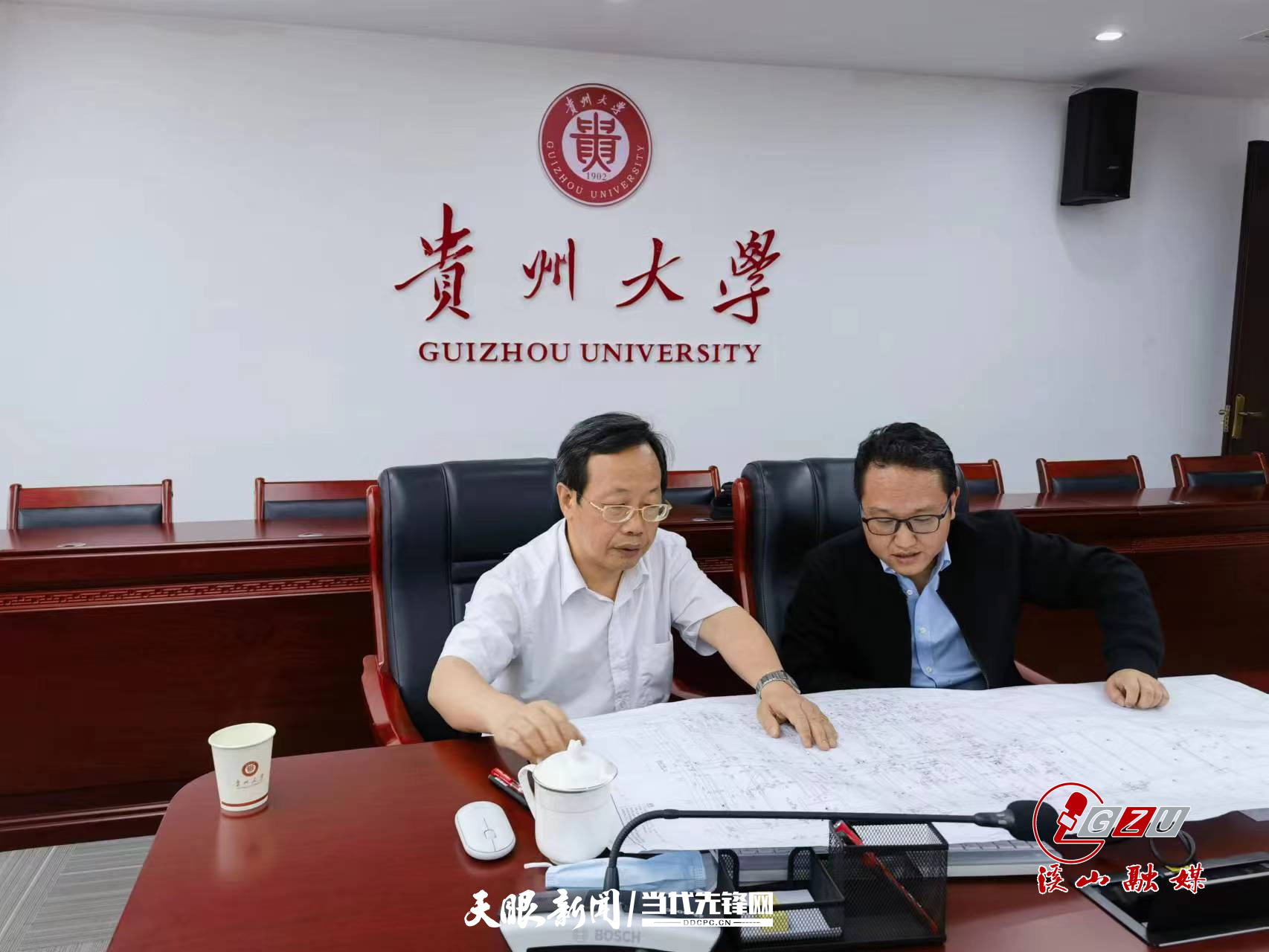 周少奇（左）和研究团队人员讨论工作。.jpg